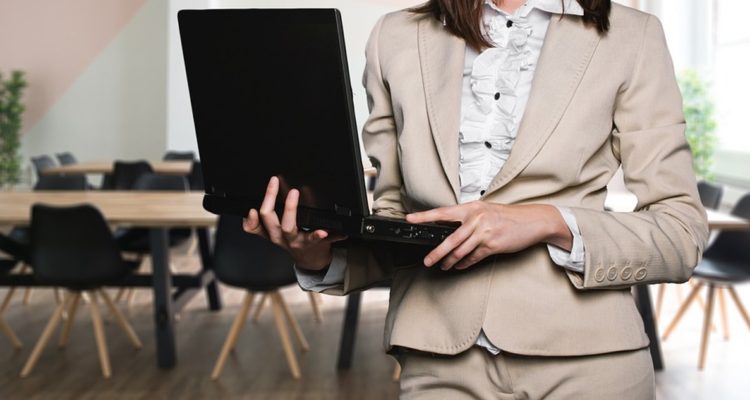 Sector financiero al debe con las mujeres: Sólo una de cada 10 tiene cargo en la plana mayor