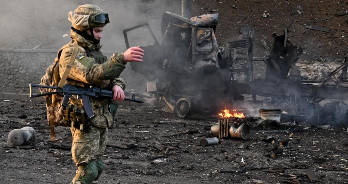 Soldado del ejército ucraniano en Kiev.