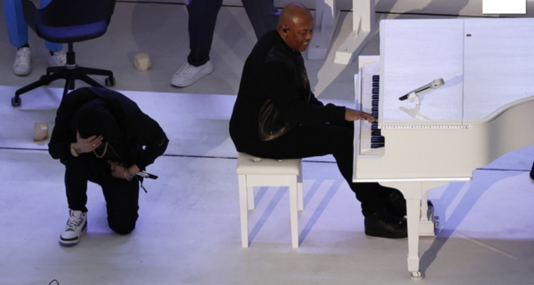 Eminem sorprende al arrodillarse en show de medio tiempo del Super Bowl