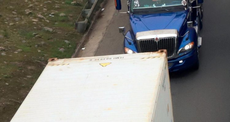 Foto contexto camión con afganos