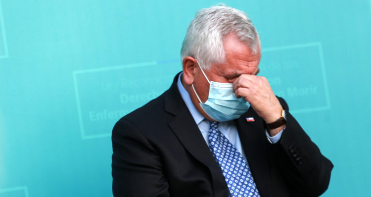 Exigen al Minsal aclarar si vacunas covid son obligatorias para funcionarios de Salud en Chile