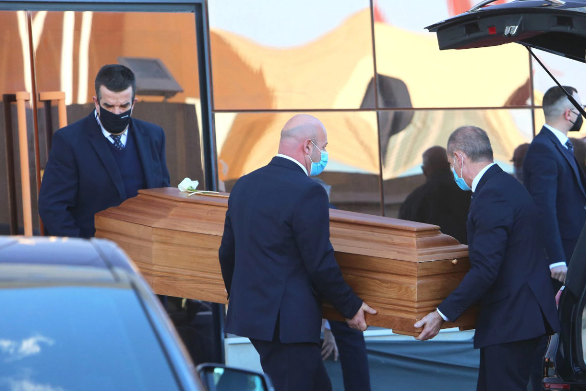 Padres e hijo de 10 años asesinados por primogénito de la familia ya fueron sepultados en Elche, Alicante.