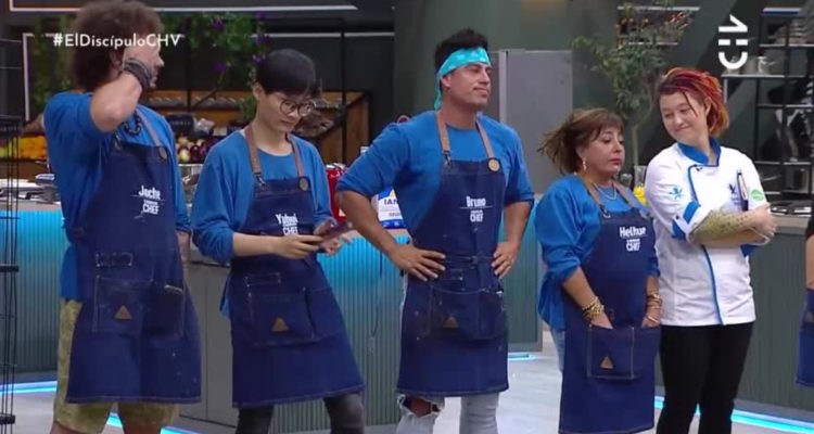 El equipo azul de El Discípulo del Chef llorando la partida de Kurt Cabrera.