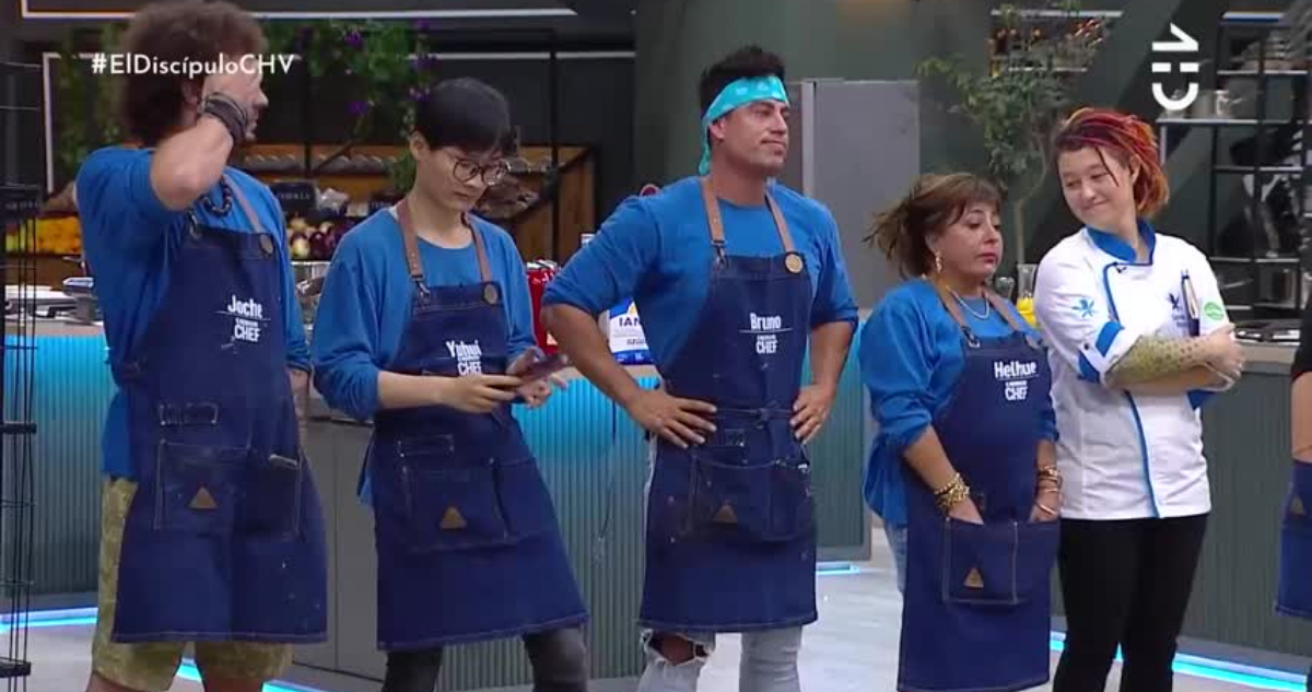 El equipo azul de El Discípulo del Chef llorando la partida de Kurt Cabrera.