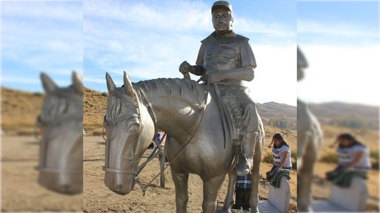 Estatua de José Eduardo Aigo, erigida en el lugar de su deceso. 