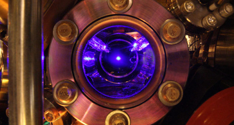 Experimento con reloj atómico confirma teoría de Einstein