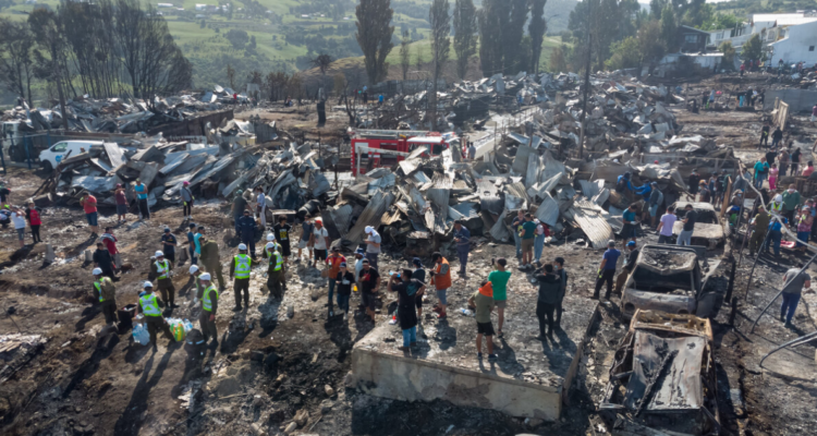 Familias damnificadas por incendio reciben cheque de ayuda