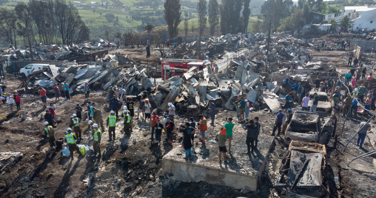 Familias damnificadas por incendio reciben cheque de ayuda