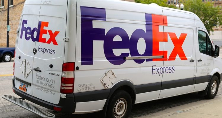 Las empresas de envíos de productos de EEUU suspenden servicios para Rusia y Ucrania