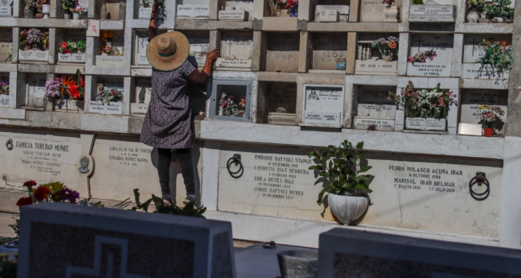 Destrozos en cementerio Playa Ancha