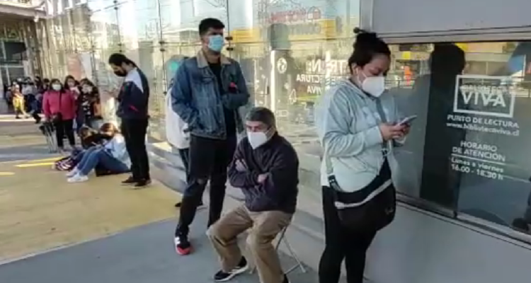 Fila para toma de PCR en estación de Concepción.