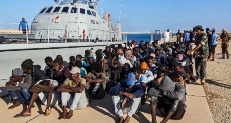 Métodos brutales guardias de Grecia arrojan migrantes al mar, según investigación