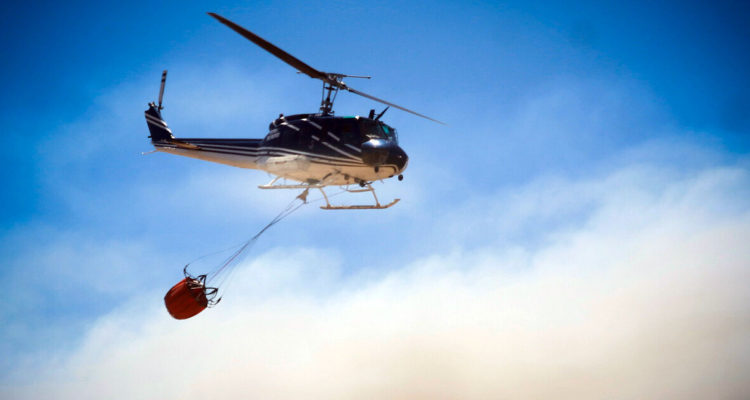Helicóptero combatiendo incendios