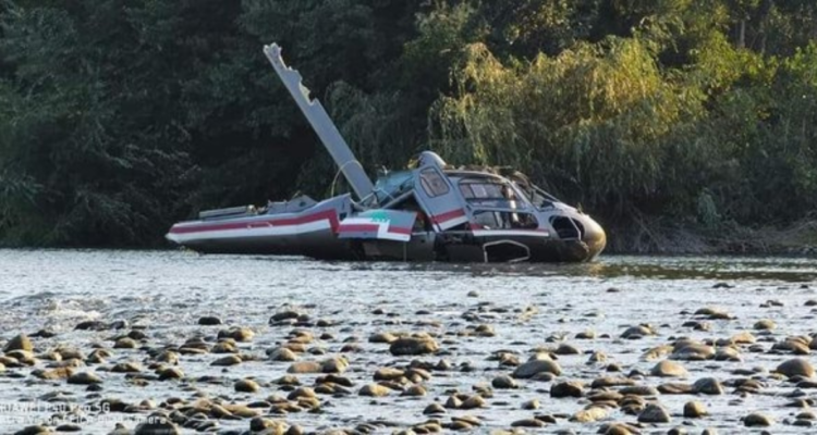 Helicóptero cae al agua mientras combatía un incendio forestal