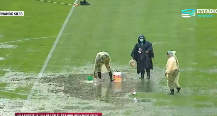 Inundada está la cancha del Hernando Siles.