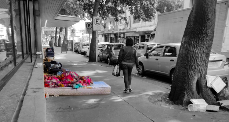 Hombre agónico en las calles del centro de Concepción