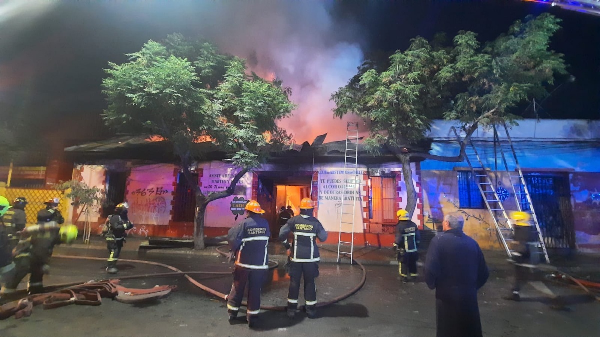 Incendio destruyó el Club de Abstemios y otras propiedades en el barrio Yungay