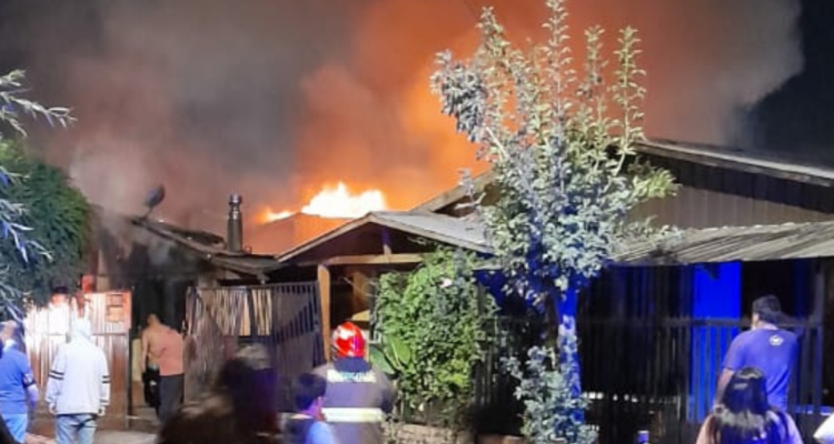Incendio en Los Ángeles deja seis casas dañadas