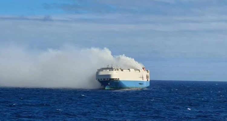 Buque quedó a la deriva en océano tras incendio: transportaba miles de Lamborghini, Porsche y Audi
