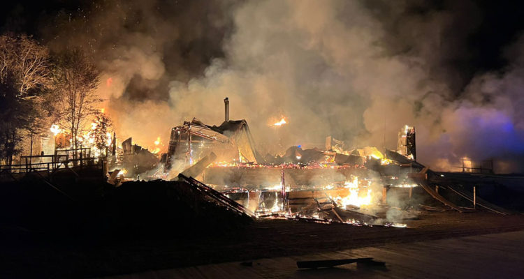 Incendio destruye completamente escuela rural en Saavedra en La Araucanía