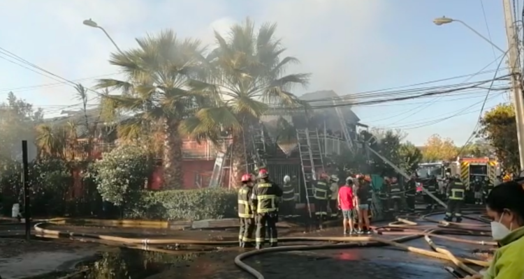Un detenido por incendio que destruyó local comercial y 4 casas en El Bosque: hay una mujer herida