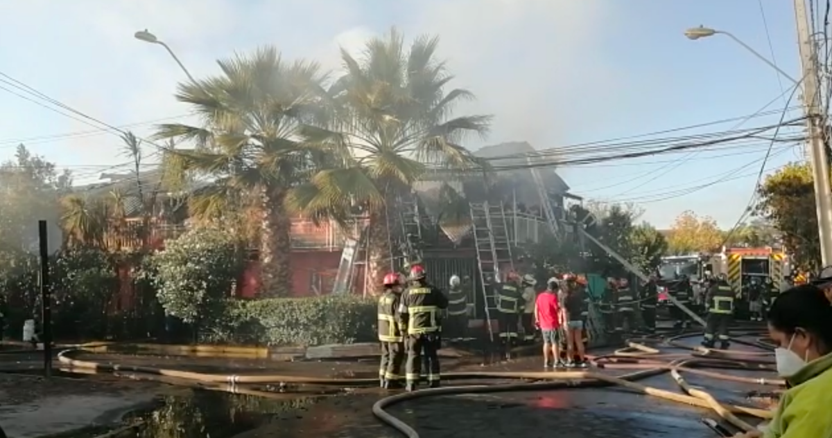 Un detenido por incendio que destruyó local comercial y 4 casas en El Bosque: hay una mujer herida