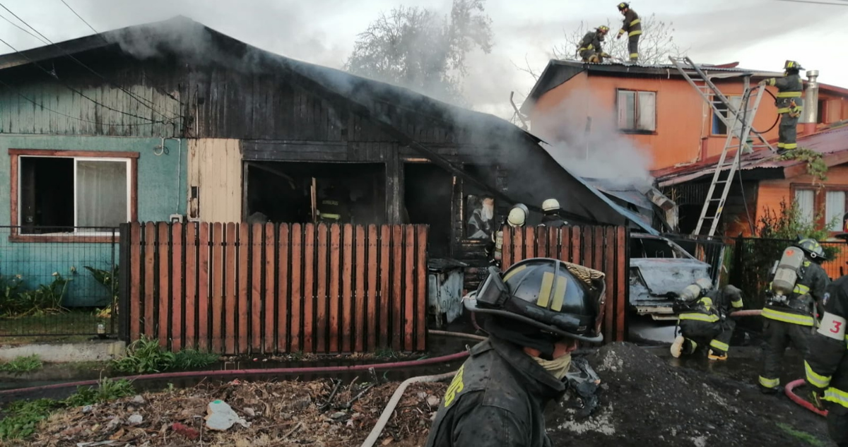 Incendio afecta a viviendas en Osorno.