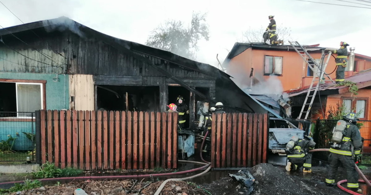 Incendio afecta a viviendas en Osorno.