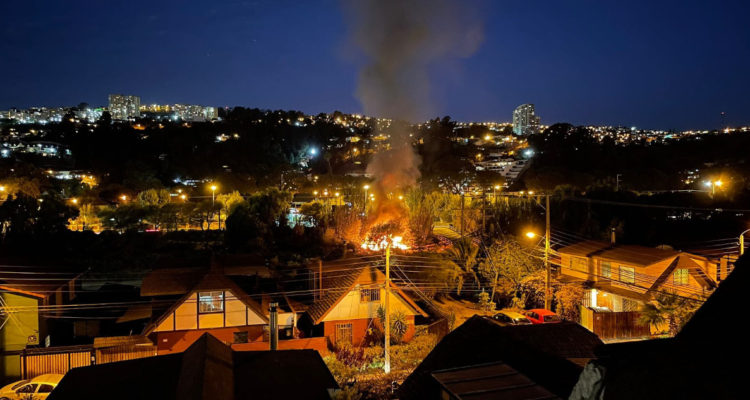 Bomberos de Viña del Mar trabajan en controlar incendio en sector del estero Marga Marga