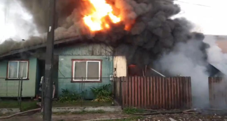 Incendio afecta a tres viviendas en Osorno.