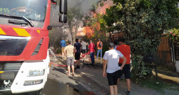 Imagen de incendio ocurrido este domingo en Peñalolén