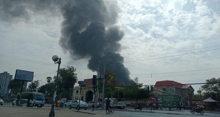 Incendio en fábrica de plásticos en San Miguel