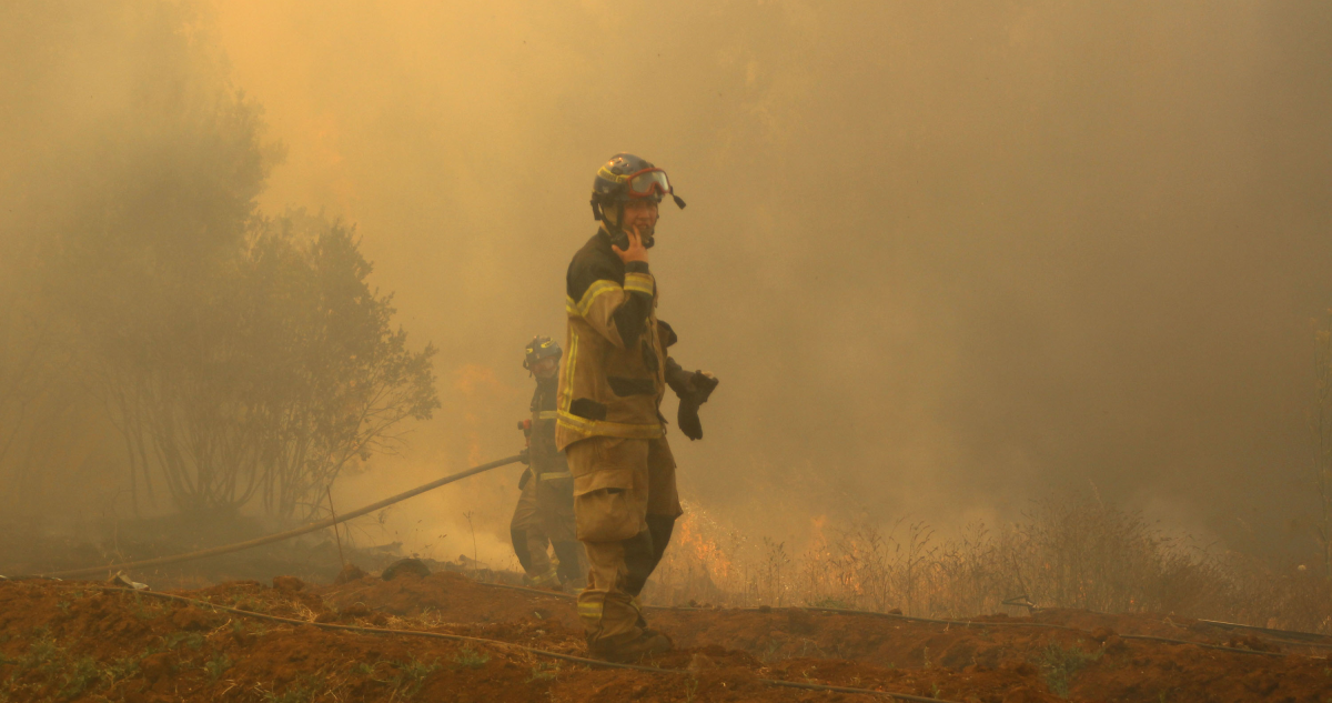 Voluntario de Bomberos en combate de incendio forestal.