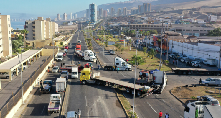 Bloqueo de rutas en Tarapacá por movilización de camioneros