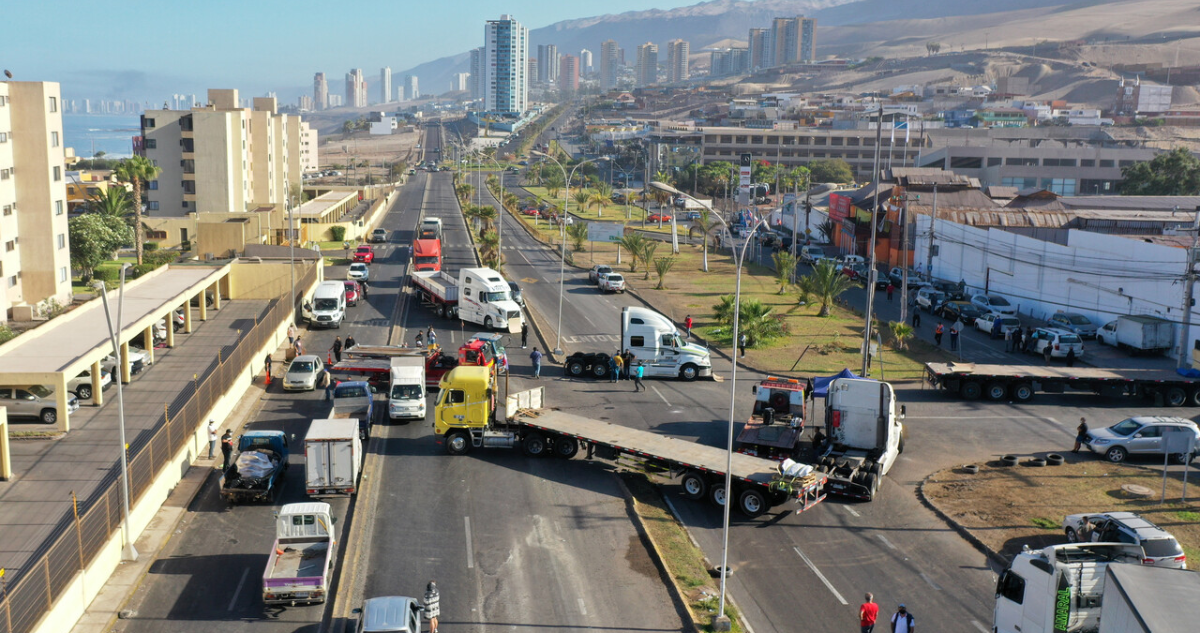 Bloqueo de rutas en Tarapacá por movilización de camioneros