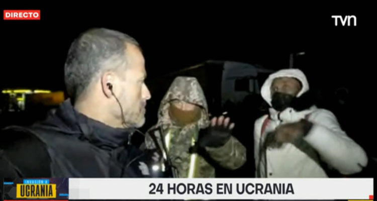 El periodista Iván Núñez siendo encarado por militares ucranianos en despacho.