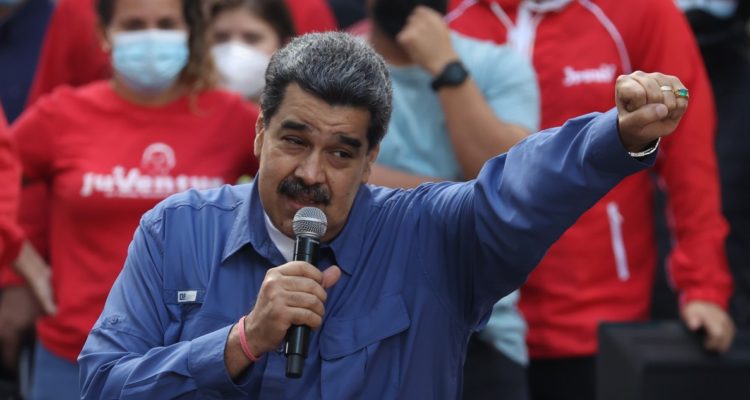 Maduro dice que una “izquierda cobarde” tiene envidia del “legado de Chávez”