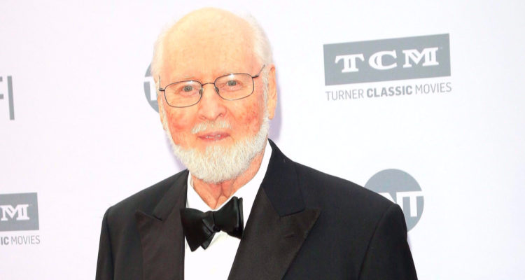 El compositor John Williams mirando a la cámara.