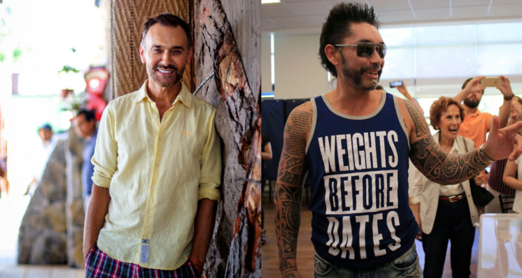 El fotógrafo Jordi Castell sonría mientras está apoyado en un muro. A su lado, Marcelo “Chino” Ríos aparece sonriéndo a la gente mientras va a votar.