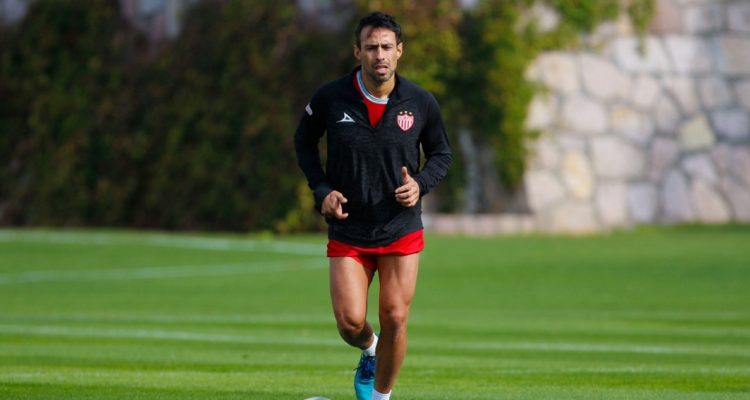 Jorge Valdivia no seguirá en Necaxa.