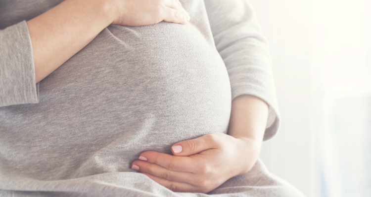 joven acusa negligencia tras perder a su bebé