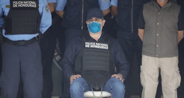 Juan Orlando Hernández, esposado.