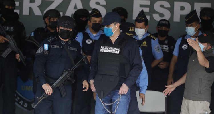 Hernández esposado tras ser arrestado.