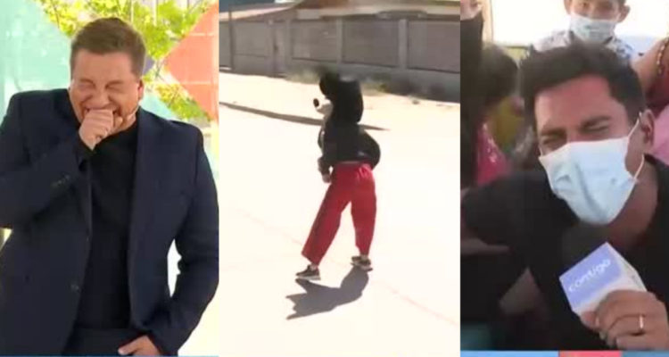 Julio César Rodríguez riendo mientras ve a el corporeo de Mickey Mouse bailando en el despacho de Juan Pablo Queraltó.