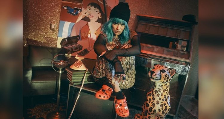 La colaboración entre Crocs y Karol G