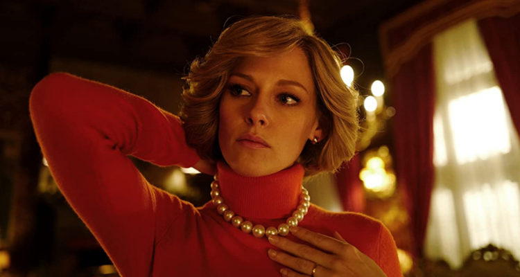 La actriz Kristen Stewart bajo su papel de Diana de Gales en la película Spencer. Utiliza un sweater con cuello de tortuga mientras se acomoda un collar de perlas.