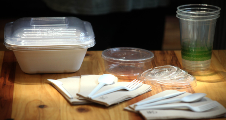 Ley de Envases Plásticos prohibirá el uso de bombillas, vasos y envases plásticos