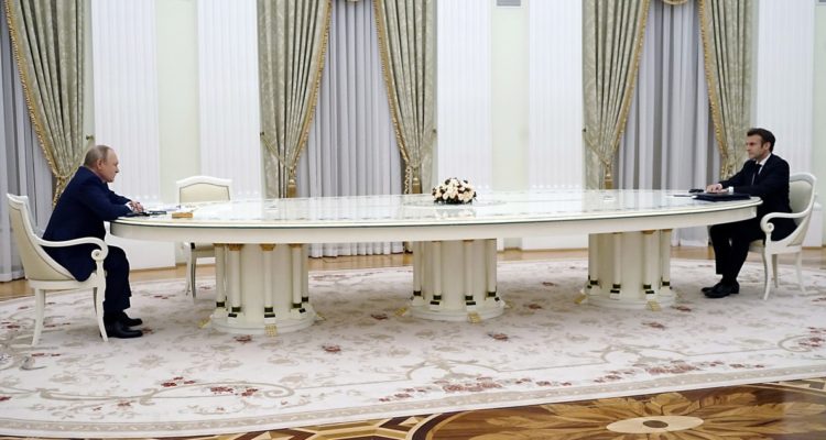 Putin y Macron, negociando.