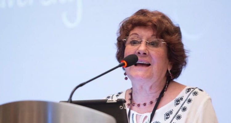 La actriz Mane Nett dando un discurso en una presentación.