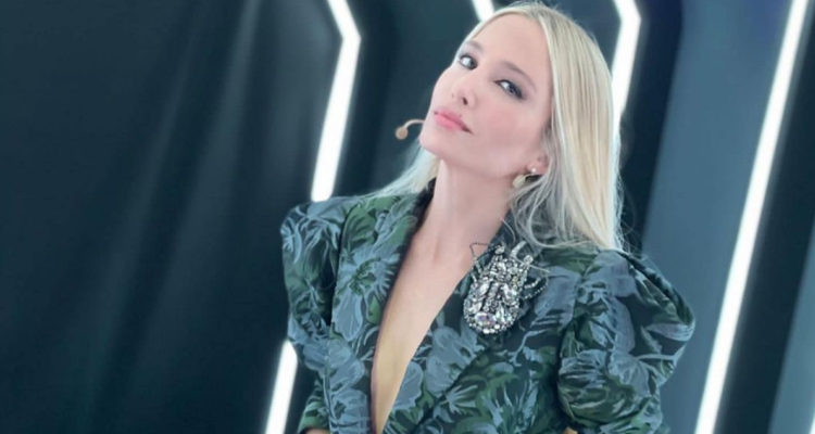 La actriz Mane Swett, que actualmente está en Brasil de vacaciones, en el set de ¿Quién es la Máscara?.